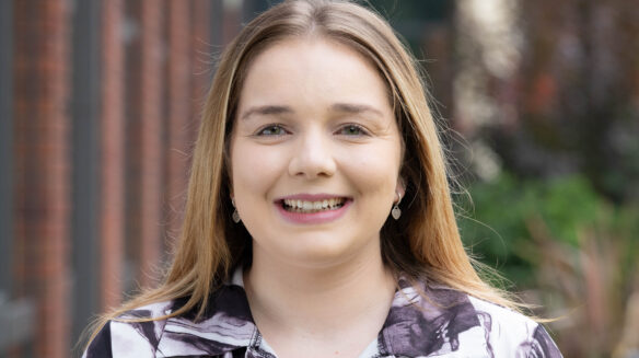 Portrait photo of Isobel-Leigh-Warren