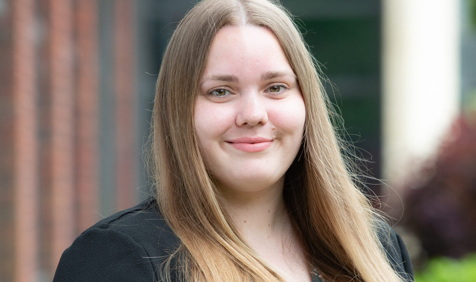 Portrait photo of Cate Loney