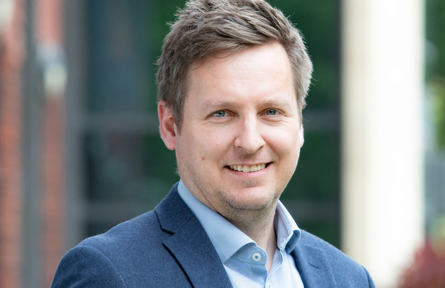 Portrait photo of Darren Lovegrove