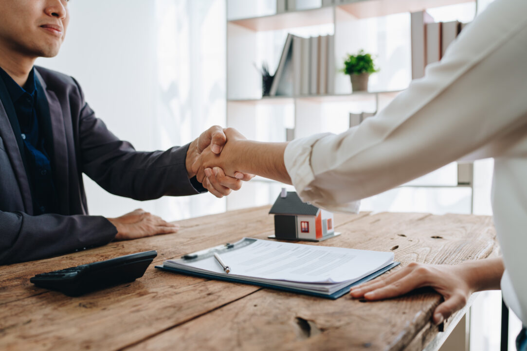 The bank's Mortgage Officers shake hands with customers to congratulate them after signing a housing investment loan agreement.