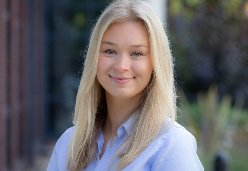Portrait photo of Ella Gosling